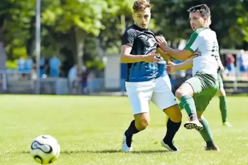 Nach anfänglichen Schwierigkeiten musste der VfR einem Rückstand hinterherjagen. Timucin Sürmen (links), hier mit Eppsteins Fran