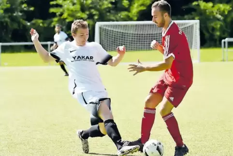 Daniel Hanisch (links), hier im Zweikampf mit Dirmsteins Florian Töpfl, vergab in der Schlussphase eine gute Möglichkeit der Gas