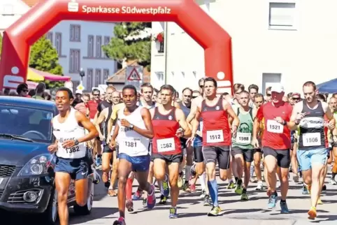 Start zum zwölften Lindenparkfestlauf: Die beiden Eritreer Miebale Ademicale (Startnummer 1382) und Selama Tesfamariam Estopia (