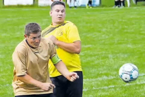 Den Ball im Blick: Dreisens Steffen Franzreb (links) und Michael Köhler vom SV Dielkirchen.