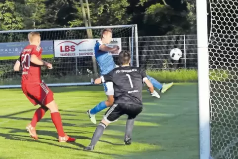 Kein Tor für den VTG: Queichhambachs Tomas Cerniauskas verpasst, Daniel Evrard und Torwart Dennis Mandery sind bereits geschlage