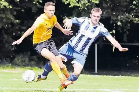 Verhakt: Knittelsheims Jens Schliehe (links) im Duell mit dem Herxheimer Marco Wünstel.