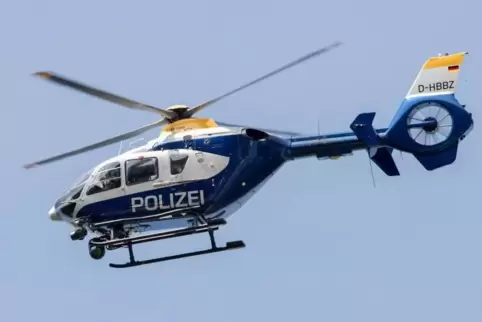 Ein Polizeihubschrauber kreist am Montagvormittag über Wörth. Foto: DPA 