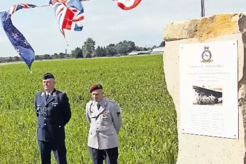 Ein Gedenkstein steht jetzt an der Absturzstelle des britischen Bombers.