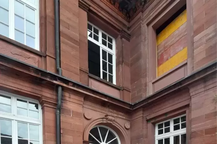 Ein neues Fenster (auf unserem Foto noch mit Brettern) wurde in die St. Martiner Schulmauer gebrochen als zweiter Fluchtweg aus 