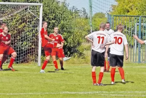 Nils Stetter (TV Gönnheim, Trikot-Nr. 5) hatte beim Freistoß im 16-Meter-Raum eine Riesenchance.