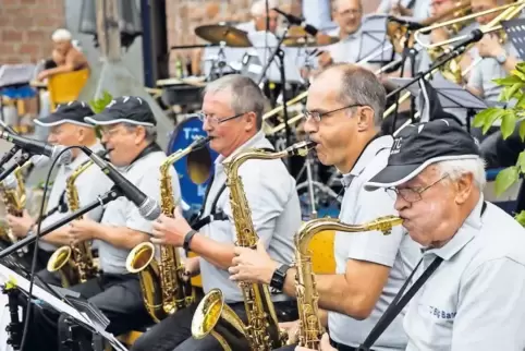 Die Hits und Standards in ihrem Repertoire haben es in sich: Die Saxophonisten der TC Bigband in Aktion.