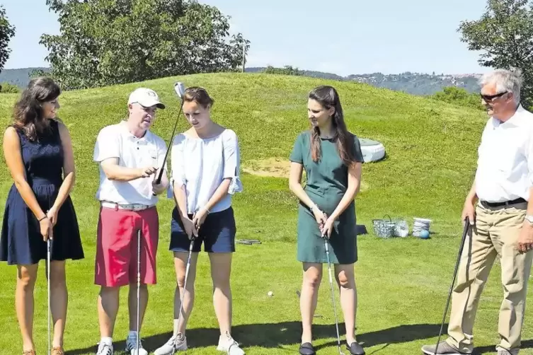 Erste Golf-Lektion auf dem Dackenheimer Green: Die Weinhoheiten Annalena Götz, Lena Endesfelder und Christine Schneider mit Golf