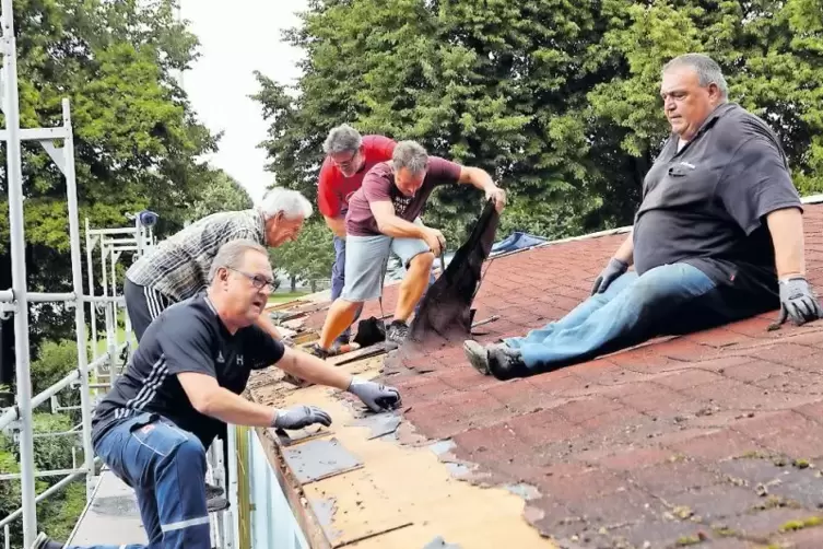 Gemeinsam geht die Erneuerung des Daches schneller.