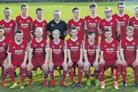 Der Kader des TuS Dirmstein (hinten von links): Betreuer Mathias Stich, Sandro Ferraris, Florian Töpfl, Sven Fiedler, Max Müller