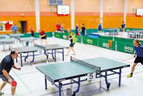 Zum Jubiläum nehmen 186 Tischtennisspieler, die teilweise weite Anreisen bewältigen, am Turnier in die Rehbachhalle teil.