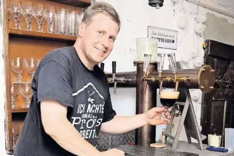 Auch den kleinen Micro-Pub der BrauArt Sausenheim, wo Inhaber Mathias Krämer gerade ein Bier zapft, werden die RHEINPFALZ-Leser 