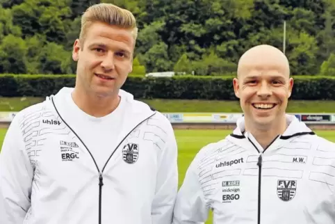 Rockenhausens Trainer und sein prominenter Neuzugang: Manuel Weber mit dem ehemaligen Oberliga-Spieler Felix Horn (links), der v