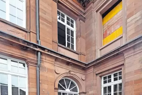 Ein neues Fenster (auf dem Foto noch mit Brettern) wurde in die St. Martiner Schule gebrochen als zweiter Fluchtweg aus dem Lehr