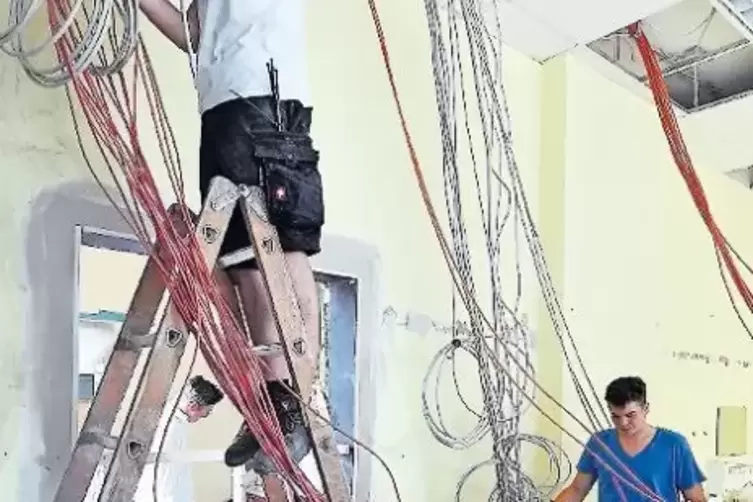 In der St. Martiner Grundschule werden auch die Elektrokabel neu eingezogen.