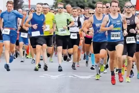 Und los: Die Teilnehmer des Bellheimer Sommernachtslaufs machen sich auf den Weg. Vorne Jonas Müller, hinter ihm, leicht verdeck