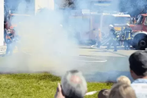 Gelöscht! Die Mutterstadter Jugendfeuerwehr hat bei der Übung am Sonntag den Kampf gegen die Flammen gewonnen.