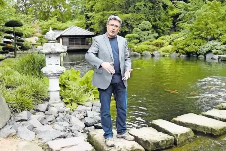 Das Wasser für den Koi-Teich kommt aus der Lauter: Stephan Brohl wirbt für einen Besuch des Japanischen Gartens. Er steht dem be
