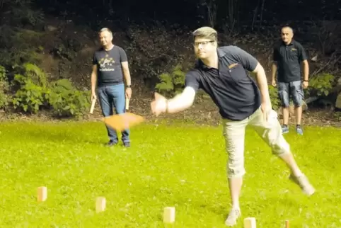 Spielen sich schon mal ein: (von links) Norbert Siedow, Stefan Feid (Werfender) und Thomas Heinrich testen auf dem Kubb-Feld, ob
