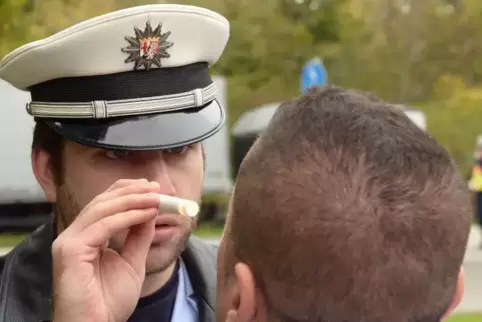 Ein Polizist bei einer Drogenkontrolle.  ArchivFoto:Linzmeier-Mehn 