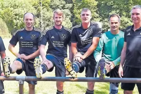 Gehen mit dem FC Kleinsteinhausen in die neue Saison (von links): Marco Lang (Trainer), Frank Hall, Jens Buse, Jan Scherer, Fran