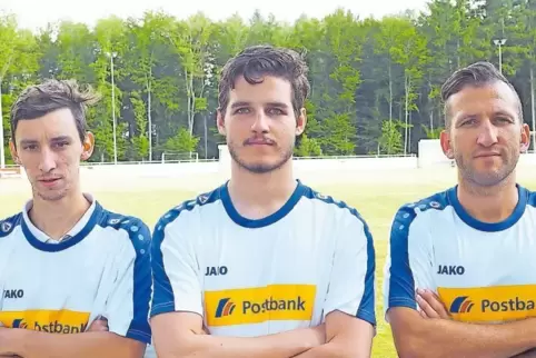 Drei der zehn Neuzugänge beim SV Großsteinhausen (von links): Timo Lugenbiehl, Thomas Kratz und Trainer Kevin Leiner.