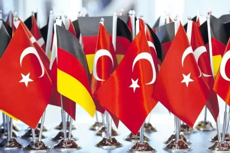 Deutsche und türkische Flaggen an einem Messestand.