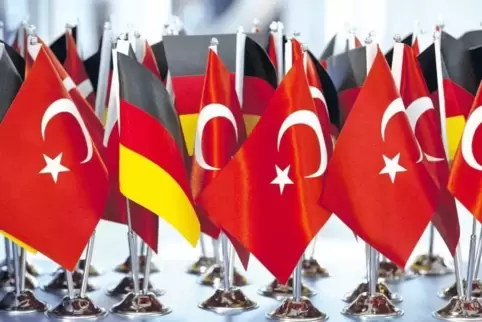 Deutsche und türkische Flaggen an einem Messestand.
