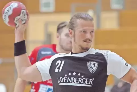 Das Trikot mit neuem Sponsor im Praxistest: Jan Claussen zieht ab.