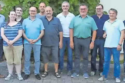 Gruppenbild mit Dame, aber ohne Bus: In Hütschenhausen haben elf Gründungsmitglieder einen Bürgerbusverein aus der Taufe gehoben