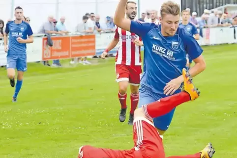 Tut sich noch schwer: Mechtersheims Torjäger Eric Veth (blau) beim 0:5 gegen Diefflen.