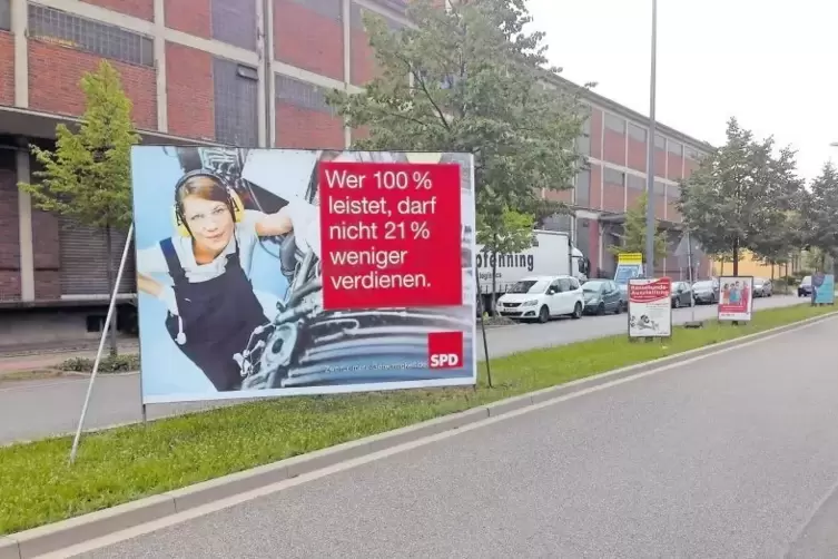 Frühstart: In der Rheinallee standen bis gestern schon ein halbes Dutzend SPD-Großplakate. Sie müssen bis heute verschwunden sei