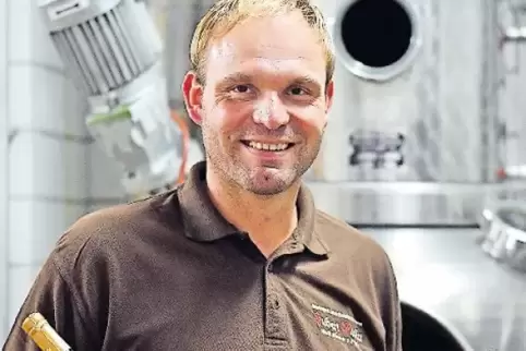 Vor der Brennblase: Stefan Müller mit einem Premium-Tresterbrand aus Gewürztraminer (links) und einem Gin.
