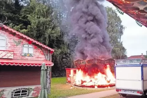 Das Kinderkarussell wurde am frühen Samstagmorgen in Rohrbach ein Raub der Flammen.