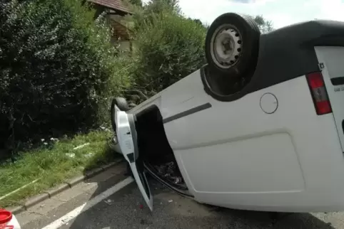 Die Landstraße zwischen Odenbach und Adenbach war wegen des Unfalls zeitweise vollgesperrt. Foto: Polizei