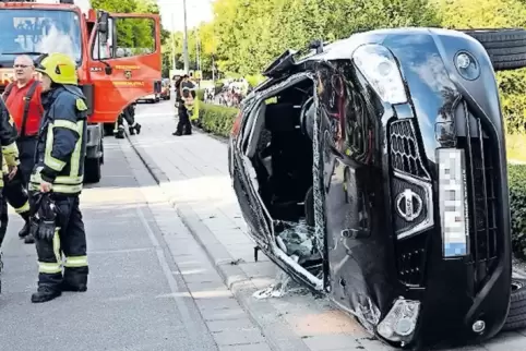 Auf dem Gehweg landete dieser umgestürzte Nissan.