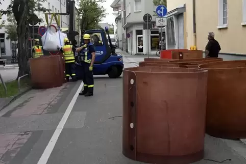 Zum Strohhutfest in Frankenthal wurden solche Tonnen an wichtigen Zufahrten vom Technischen Hilfswerk aufgestellt. Damit will ma