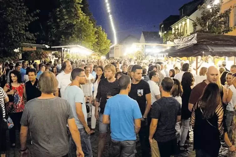 Die Festmeile oder &bdquo;Woigass&ldquo; in der Bahnhofstra&szlig;e ist bei der Deidesheimer Kerwe beliebte Bummelstrecke &ndash; so lange das hohe Besu