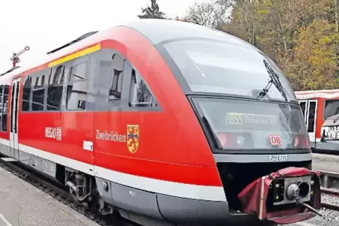 Für Pendler aus Annweiler (Foto) gibt es derzeit weniger umsteigefreie Zugverbindungen von Karlsruhe als bisher.