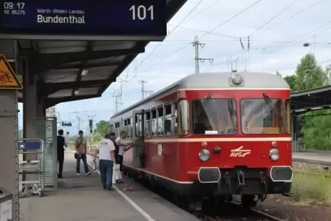 Der historische Esslinger Triebwagen der Karlsruher AVG fährt seit Jahren planmäßig am Wochenende nach Bundenthal im Dahner Fels