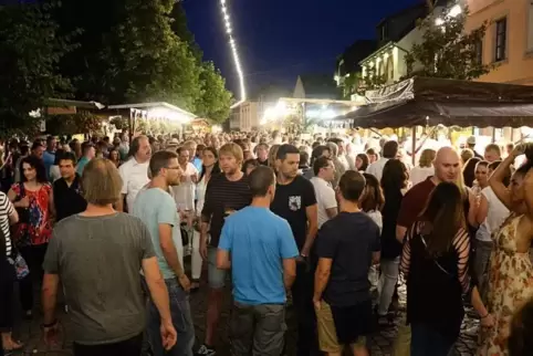 Mittelpunkt der Deidesheimer Weinkerwe: die „Woigass“ in der Bahnhofstraße. Foto: LM 