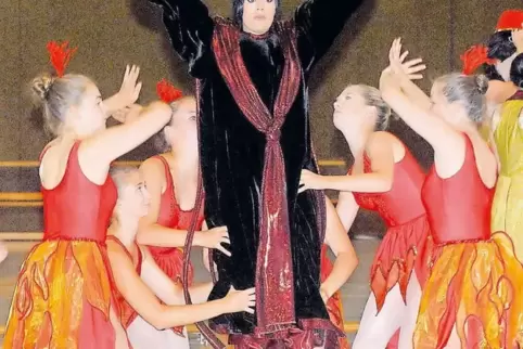 Mussten gestern wetterbedingt „indoors“ proben: die Elevinnen der Ballettschule Flex & Point, hier bei ihrem Aladdin-Tanz.