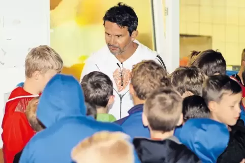 Umringt von jungen Fußballern: Ex-Bundesligacoach Dirk Schuster gestern in Lemberg.