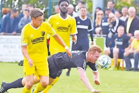 Eine der wenigen Stammkräfte, die heute wohl spielen können beim TuS: Andreas Welsch beim Flugkopfball. Die Szene stammt aus dem