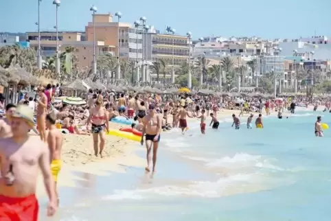Steigende Nachfrage kann die Preise nach oben treiben. Das gilt auch für das Reiseziel Mallorca, hier der Strand von Arenal.