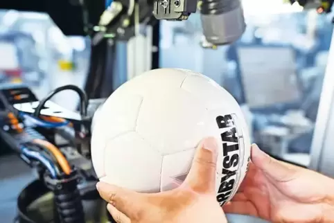 Mit neuen Maschinen lassen sich auch Fußbälle bedrucken, wie hier im Demo-Center am Standort Wiesloch.
