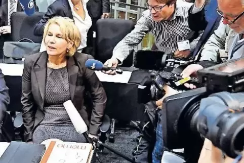Im Mittelpunkt des Medieninteresses: Elke Twesten nimmt in den Reihen der CDU-Fraktion Platz.