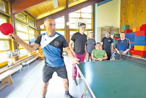 Gerhard Metz und seine Schützlinge beim Tischtennistraining.