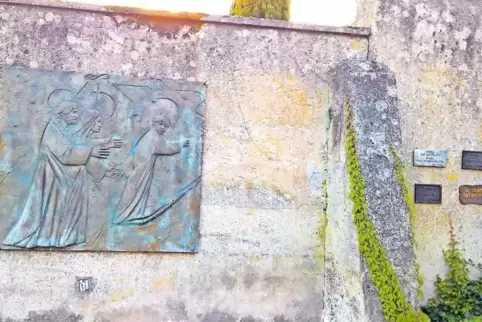 „Platz des Gebets“ mit alten Votivtafeln.