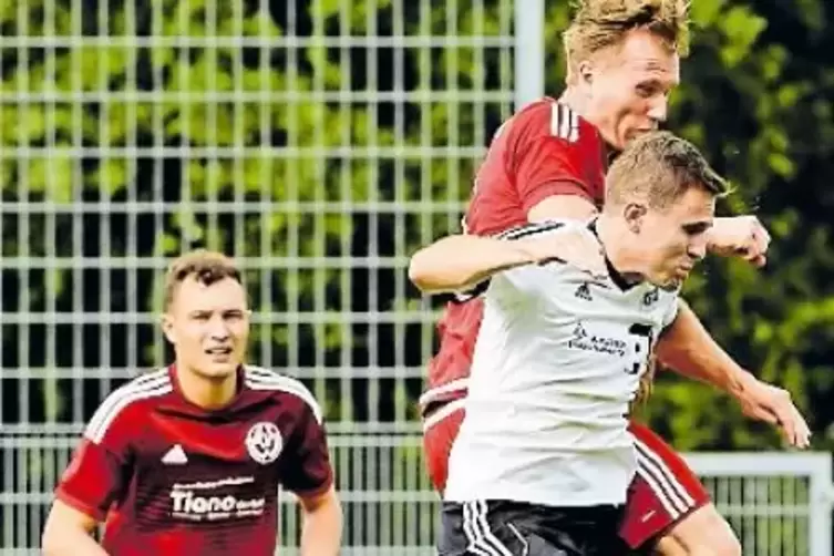 Gewann im Verbandspokal 6:0 gegen den FV Weilerbach: der SV Mackenbach. Hier Kevin Durr vom SVM gegen Sergej Ketz.